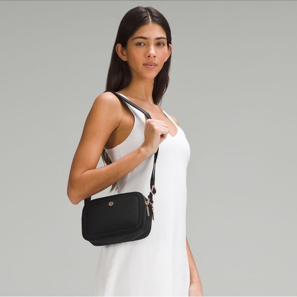 Lululemon Crossbody Camera Bag 2L Black / Gold - Picture 4 of 11